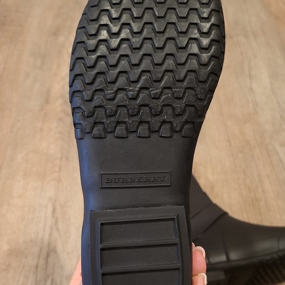 Burberry Black Leather Boots with Gold Buckle - Picture 7 of 9